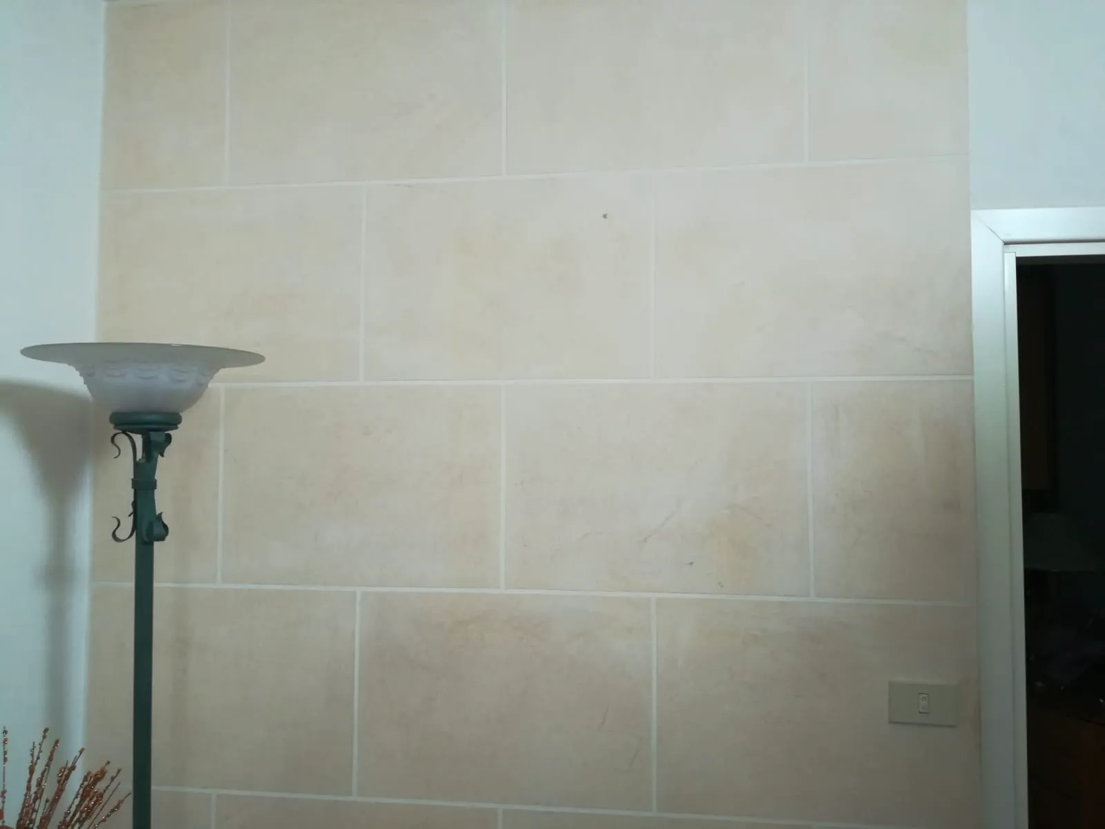 Parete a blocchi effetto pietra chiara con lampada